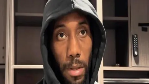 山东男篮与江苏男篮CBA常规赛正面对决