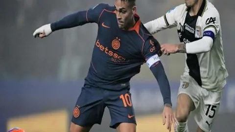 深圳球迷热烈庆祝巴托梅乌主席卸任庆典